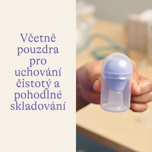 Formovač bradavek Lansinoh v ruce vedle průhledného pouzdra na uchování a skladování