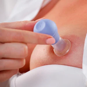 Formovač bradavek Lansinoh přiložený na prs - vytažení bradavky před kojením